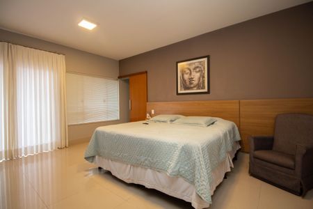 Casa de condomínio para alugar com 370m², 4 quartos e 6 vagasSuíte Master