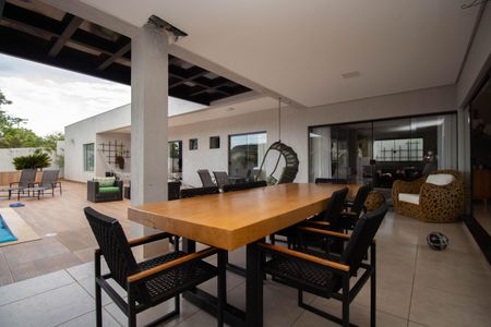 Casa de condomínio para alugar com 370m², 4 quartos e 6 vagasChurrasqueira