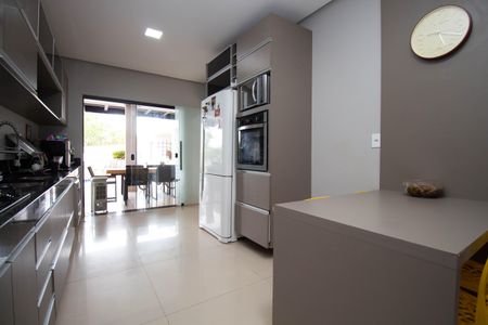 Casa de condomínio para alugar com 370m², 4 quartos e 6 vagasCozinha