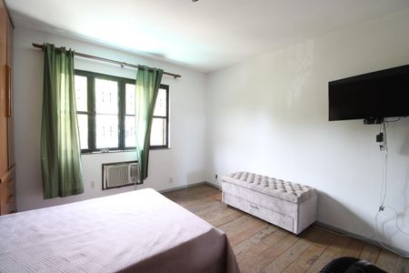 Casa de condomínio para alugar com 1500m², 4 quartos e 3 vagasSuíte