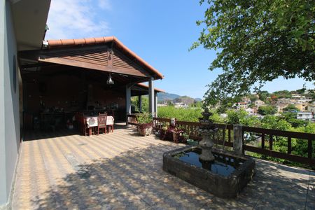 Casa de condomínio para alugar com 1500m², 4 quartos e 3 vagasFundos da casa