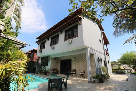 Casa de condomínio para alugar com 1500m², 4 quartos e 3 vagasFrente da casa