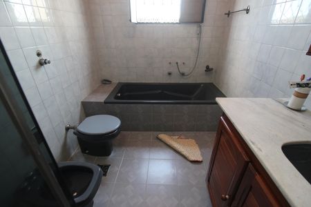 Casa de condomínio para alugar com 1500m², 4 quartos e 3 vagasBanheiro da suíte