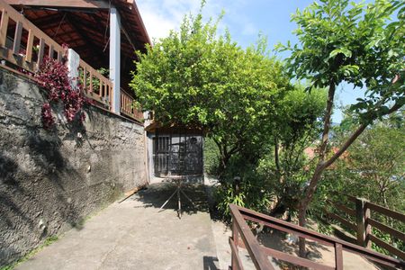 Casa de condomínio para alugar com 1500m², 4 quartos e 3 vagasFundos da casa - Edícula