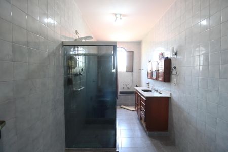 Casa de condomínio para alugar com 1500m², 4 quartos e 3 vagasBanheiro da suíte