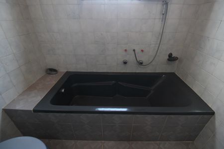 Casa de condomínio para alugar com 1500m², 4 quartos e 3 vagasBanheiro da suíte