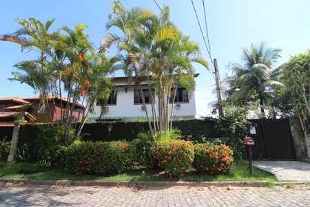 Casa de condomínio para alugar com 1500m², 4 quartos e 3 vagasFachada