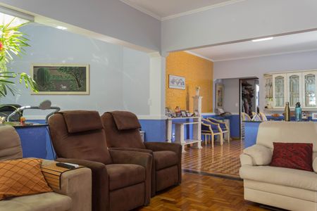 Casa à venda com 263m², 4 quartos e 6 vagas Casa à venda com 263m², 4 quartos e 6 vagasSala