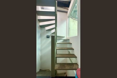 Casa à venda com 110m², 2 quartos e 2 vagasEscada
