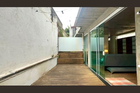 Casa à venda com 110m², 2 quartos e 2 vagasDeck