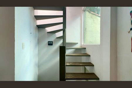 Casa à venda com 110m², 2 quartos e 2 vagasEscada
