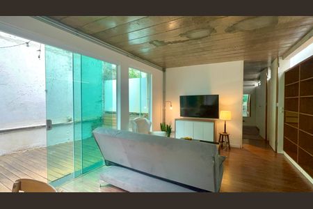 Casa à venda com 110m², 2 quartos e 2 vagasSala