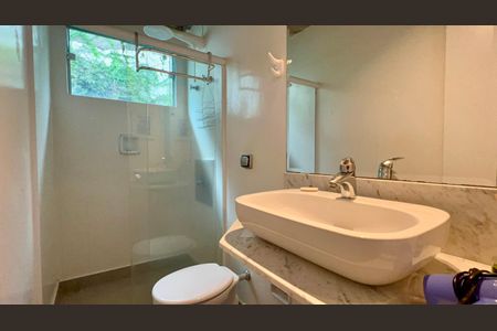 Casa à venda com 110m², 2 quartos e 2 vagasBanheiro da Suíte 1