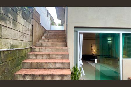 Casa à venda com 110m², 2 quartos e 2 vagasEscada Externa