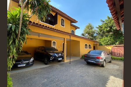 Casa de condomínio à venda com 600m², 4 quartos e 4 vagasFachada