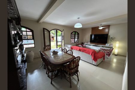 Casa de condomínio à venda com 600m², 4 quartos e 4 vagasSala de jantar