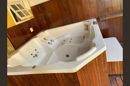 Casa de condomínio à venda com 600m², 4 quartos e 4 vagasHidromassagem