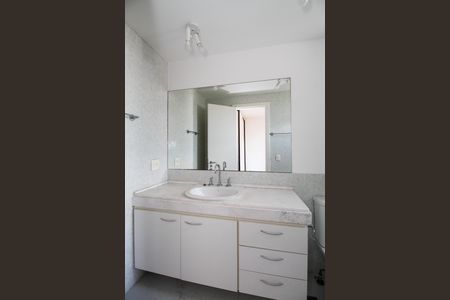 Apartamento para alugar com 190m², 3 quartos e 4 vagas Apartamento para alugar com 190m², 3 quartos e 4 vagasBanheiro da Suíte 1