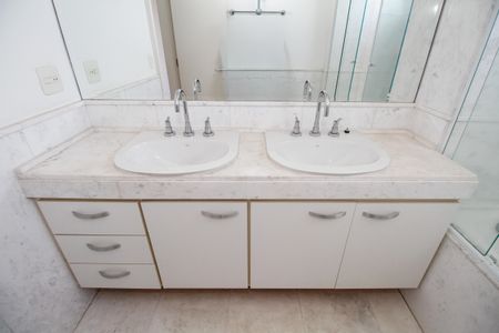 Apartamento para alugar com 190m², 3 quartos e 4 vagas Apartamento para alugar com 190m², 3 quartos e 4 vagasBanheiro da Suíte 3