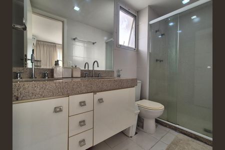 Apartamento à venda com 206m², 4 quartos e 2 vagasBanheiro suite 