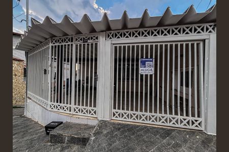 Casa para alugar com 110m², 2 quartos e 2 vagas Casa para alugar com 110m², 2 quartos e 2 vagasFachada