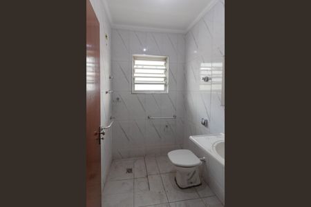 Casa para alugar com 110m², 2 quartos e 2 vagas Casa para alugar com 110m², 2 quartos e 2 vagasBanheiro