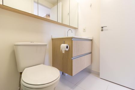 Banheiro de kitnet/studio para alugar com 1 quarto, 25m² em Pinheiros, São Paulo