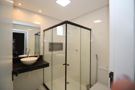 Banheiro social  de apartamento para alugar com 2 quartos, 70m² em Brotas, Salvador