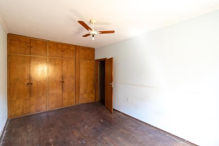 Casa à venda com 222m², 5 quartos e 5 vagasSuíte