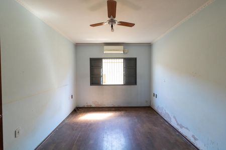 Casa à venda com 222m², 5 quartos e 5 vagasSuíte