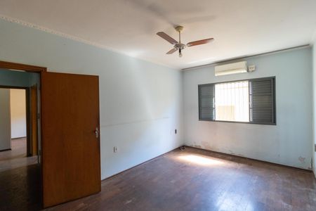 Casa à venda com 222m², 5 quartos e 5 vagasSuíte