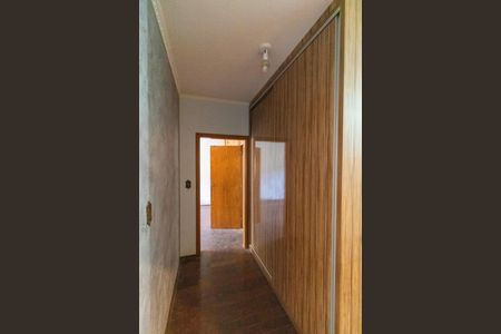 Casa à venda com 222m², 5 quartos e 5 vagasCorredor