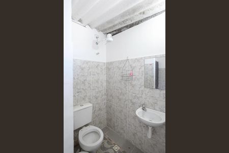 Banheiro social de kitnet/studio para alugar com 1 quarto, 30m² em Minascaixa, Belo Horizonte