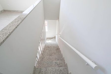 Apartamento à venda com 178m², 3 quartos e 2 vagas Apartamento à venda com 178m², 3 quartos e 2 vagasEscada