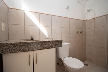 Banheiro Social de kitnet/studio para alugar com 1 quarto, 45m² em Sria Ii (polo de Moda), Brasília