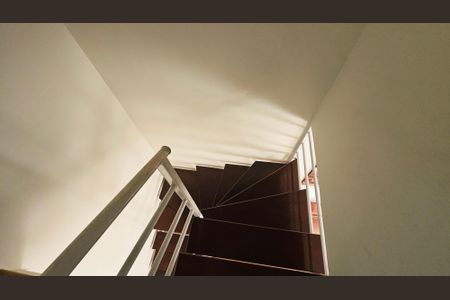 Casa de condomínio à venda com 85m², 3 quartos e 2 vagas Casa de condomínio à venda com 85m², 3 quartos e 2 vagasEscada