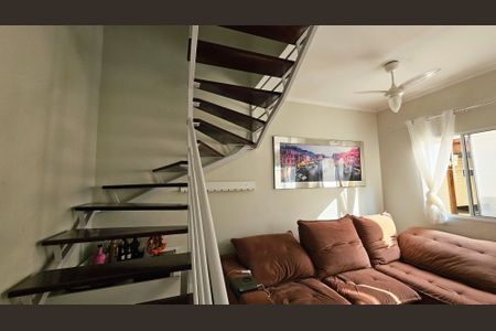 Casa de condomínio à venda com 85m², 3 quartos e 2 vagas Casa de condomínio à venda com 85m², 3 quartos e 2 vagasEscada