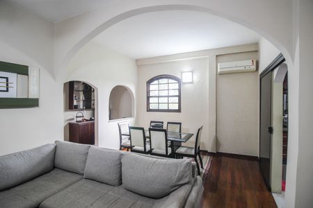 Casa para alugar com 510m², 4 quartos e 1 vaga Casa para alugar com 510m², 4 quartos e 1 vagaSala