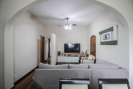 Casa para alugar com 510m², 4 quartos e 1 vaga Casa para alugar com 510m², 4 quartos e 1 vagaSala