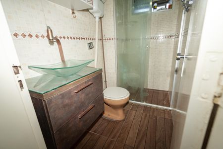 Banheiro de apartamento à venda com 1 quarto, 40m² em Jardim Itu, Porto Alegre