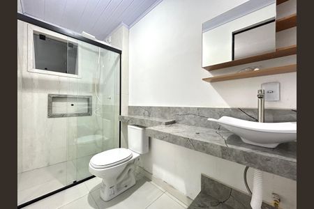 Banheiro de apartamento para alugar com 1 quarto, 28m² em Pantanal, Florianópolis