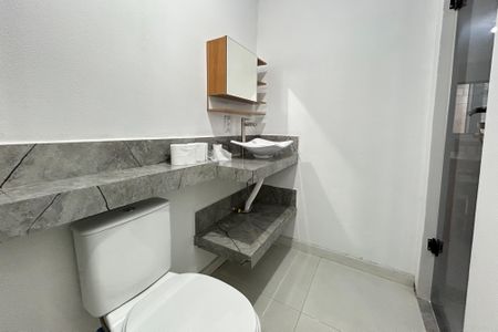 Banheiro de apartamento para alugar com 1 quarto, 28m² em Pantanal, Florianópolis