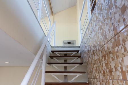 Casa de condomínio para alugar com 136m², 3 quartos e 1 vagaEscada