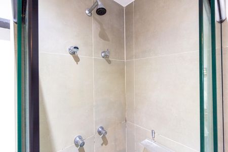 Banheiro de kitnet/studio para alugar com 1 quarto, 20m² em Pinheiros, São Paulo