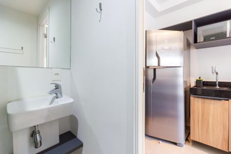 Banheiro de kitnet/studio para alugar com 1 quarto, 20m² em Pinheiros, São Paulo