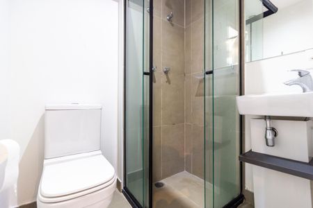 Banheiro de kitnet/studio para alugar com 1 quarto, 20m² em Pinheiros, São Paulo