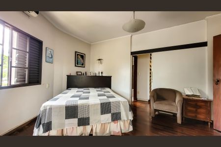 Casa à venda com 260m², 4 quartos e 5 vagasSuite 