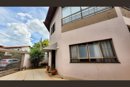 Casa à venda com 260m², 4 quartos e 5 vagasFachada