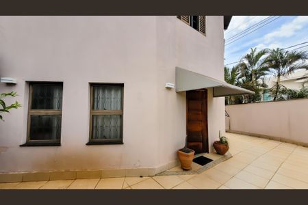 Casa à venda com 260m², 4 quartos e 5 vagasFachada