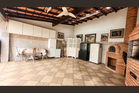 Casa à venda com 260m², 4 quartos e 5 vagasChurrasqueira